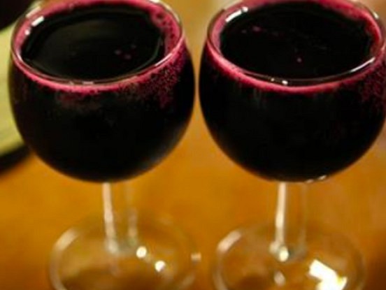 Pētījuma rezultāti – iedzert vīnu ir svarīgāk nekā trenēties, lai nodzīvotu līdz 90.