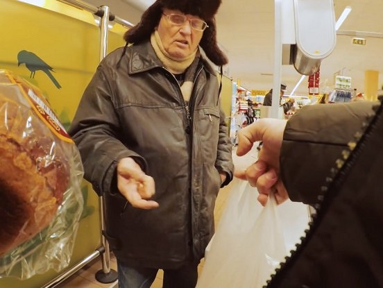 Jaunietis Daugavpilī ar savu rīcību aizkustina visu Latviju līdz asarām. Kaut vairāk tādu cilvēku būtu! (Video)