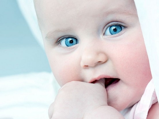 Kā atradināt bērnu no īkšķa sūkāšanas