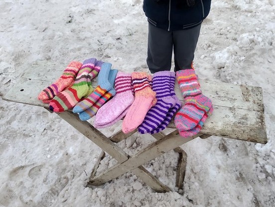 Palīdzi mazajam puisēnam pārdod ļoti skaistas adītās zeķītes