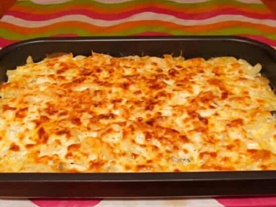 Rīvētu kartupeļu sacepums ar ķiplokiem un sieru