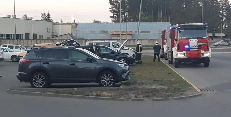 Vecāki iegāja ”Rimi” veikalā atstājot bērnu mašīnā vienu un tikmēr auto aizdegās