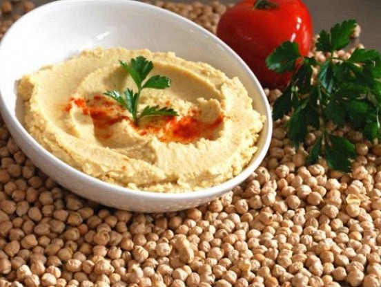 Humuss ar saldajiem pipariem un ķiplokiem