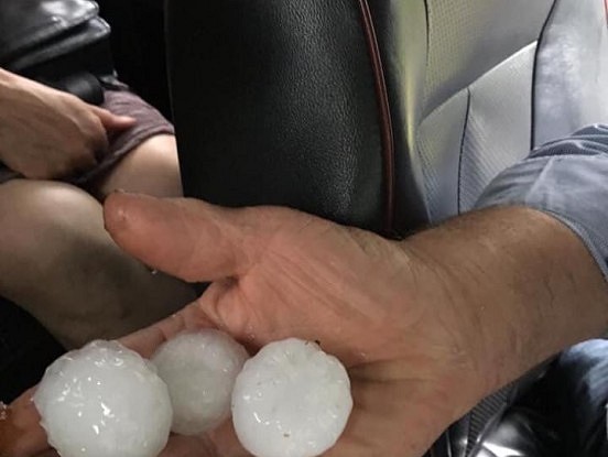 VIDEO UN FOTO: Kuldīdzniekus pārsteidz stipra krusa