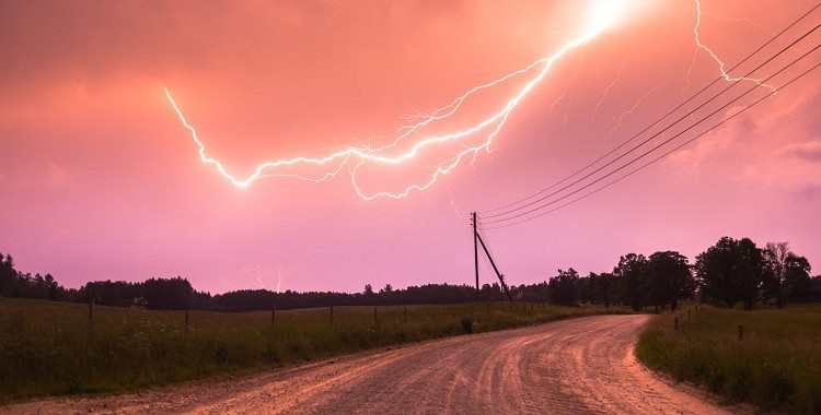 FOTO: Iespaidīgi foto no vakardienas vētras