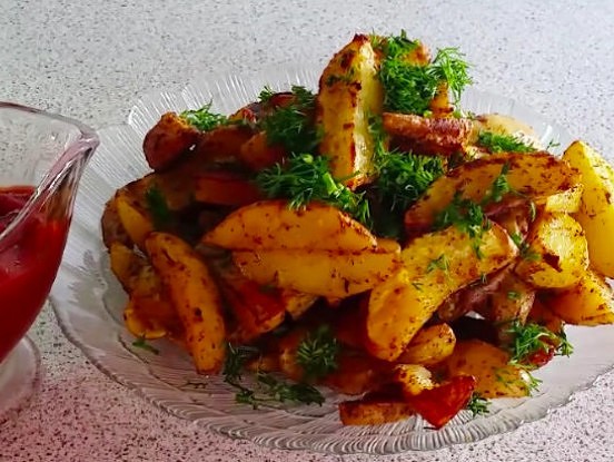 Kartupeļi lauku gaumē, pagatavoti cepeškrāsnī