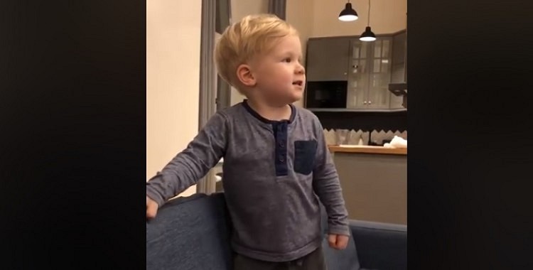 VIDEO: Mazs puisēns vārdā Miķelis aizkustina tūkošiem cilvēku, nodziedot populāru Latviešu dziesmu