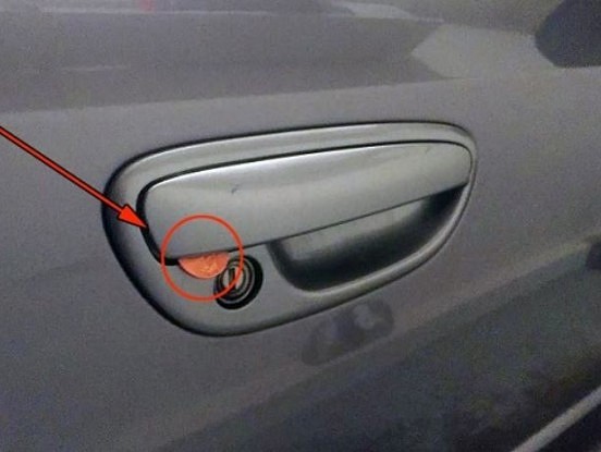 Autovadītāj, rīkojies nekavējoties, ja pamani monētu savas automašīnas durvīs!
