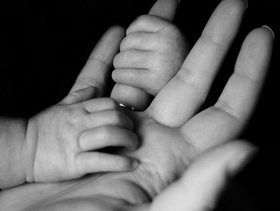 Pēc palīdzības vērsusies vientuļa māmiņa