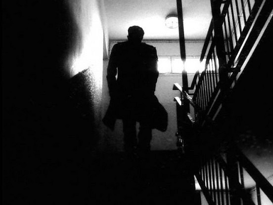 Svešinieks kāpņu telpā