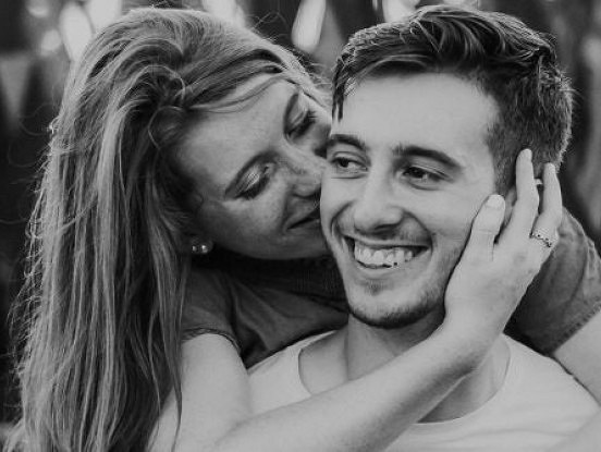 8 pazīmes, ka tavs vīrietis sāk tevī iemīlēties no matu galiņiem līdz papēžiem