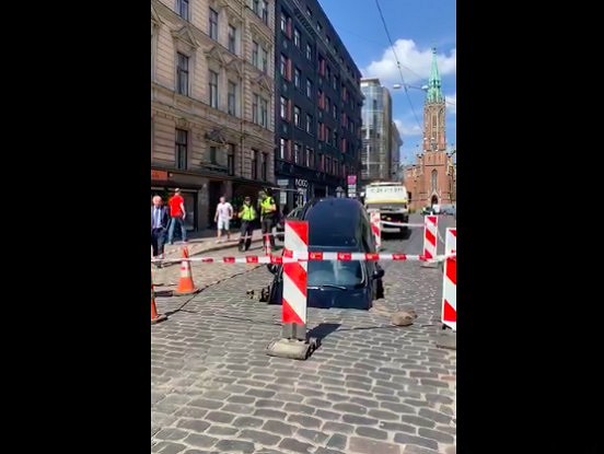 VIDEO: Beidzot zināms, kādēļ uz Ģertrūdes ielas ielūza auto