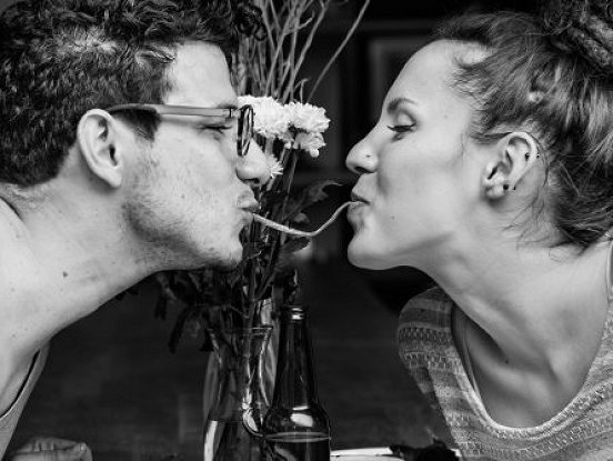 Zinātnieki aptriprina: laimīgiem pāriem, kuri mīl viens otru, ir lielāka iespējamība pieņemties svarā