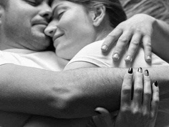 Puiši, atļaujiet savam kundzēm pagulēt ilgāk! Sievietēm ir nepieciešams vairāk miega nekā vīriešiem