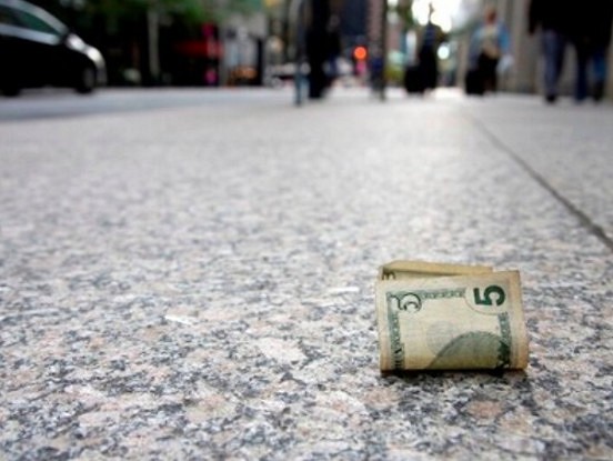 Ko mums vēsta uz ceļa atrasta naudas zīme?  Kas mums būtu jāzin.