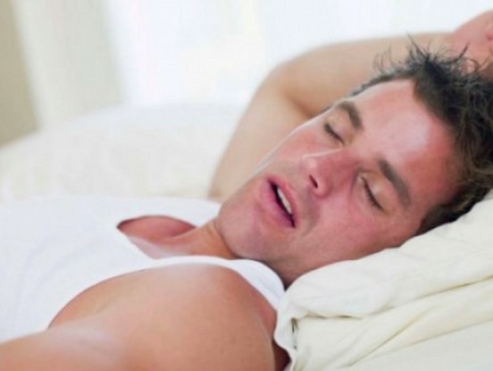 Kāpēc cilvēks naktīs svīst: 6 satraucošas pazīmes