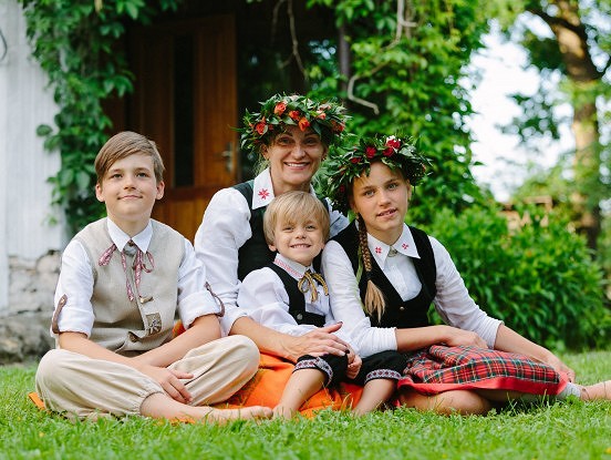 Izmisīgais palīgā sauciens no trīs bērnu mammas.. Manu 4 gadus veco bērnu sita un šobrīd viņš viens atrodas krīzes centrā