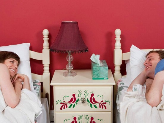 Partneriem gulēt atsevišķi izrādās veselīgi: pētījumu rezultāti