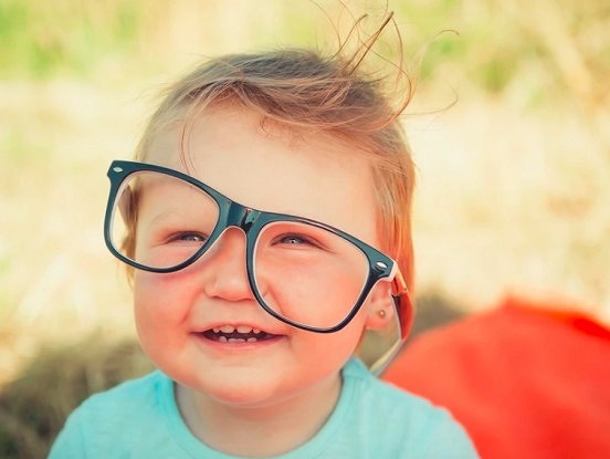 Kā vecāki sabojā savu bērnu redzi (oftalmologa viedoklis)