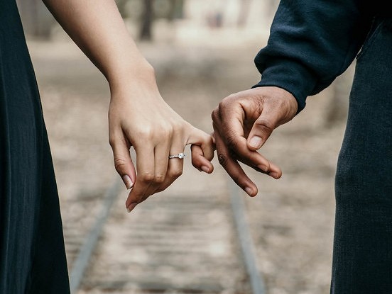 Eksperti brīdina, ka šajām 6 lietām jūsu attiecībās vajadzētu palikt privātām