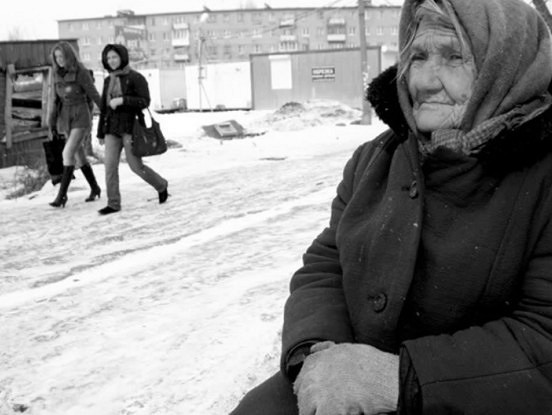 Sirmā māmuļa lūdza Dievu iedot pavisam nedaudz naudiņas ēdienam. Atbilde nebija ilgi jāgaida