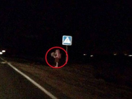 Sieviete ceļa malā ierauga bērnu, kurš sēž ceļa vidū, turpinājums nobiedēs ikvienu