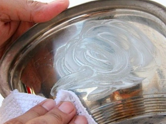 Sajaucot tikai šīs divas sastāvdaļas, jūsu  trauki mirdzēs kā jauni! Labākais virtuves tīrītājs!