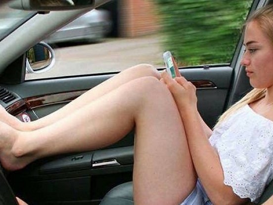 Sieviete uzlika kājas uz auto priekšējā paneļa– tā bija viņas dzīves lielākā kļūda! Nekad tā neradiet!