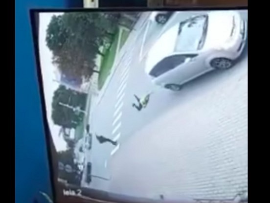 VIDEO: Kāds autovadītājs notriec gājēju un pārbrauc tam pāri. Ar vājiem nerviem neskatīties!!!