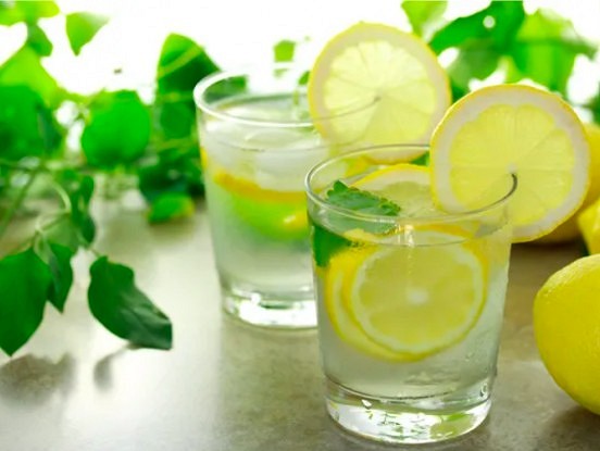 Kāpēc diena jāiesāk, izdzerot glāzi ūdens ar citronu?