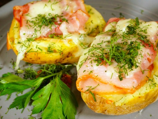 Pildīti kartupeļi ar bekonu