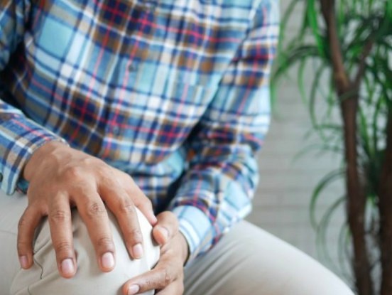 Reimatologs skaidro, kā laika apstākļi ietekmē slimās locītavas