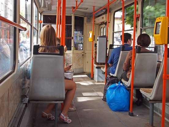 Braucu tramvajā un notika kas negaidīts, kas mani nošokēja, taču kādas sievietes izdarītais visu pārvērta