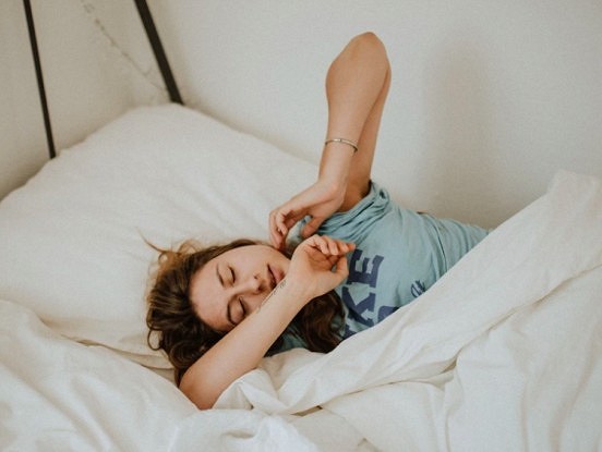 5 iemesli, kāpēc vienam cilvēkam nebūtu jāguļ uz diviem spilveniem (runa nav par māņticību)