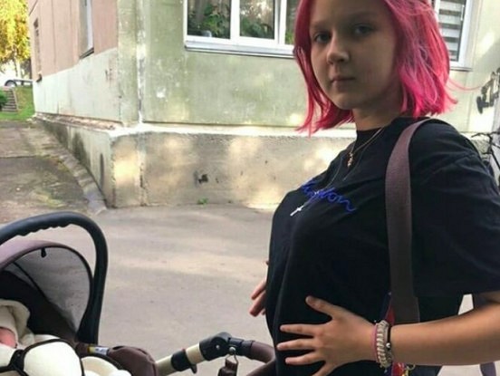 Septītklasniece no Maskavas ir otrā bērna gaidībās. Viņas puisis ir arestēts