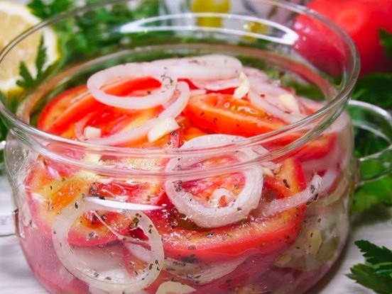 Tomātu uzkoda: pagatavot nav grūti, jo ilgāk stāv ledusskapī, jo garšīgāka