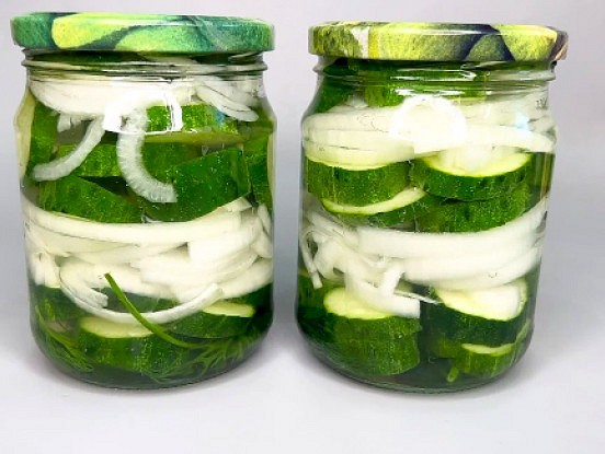 Veiksmīga recepte kraukšķīgiem gurķiem ar sīpoliem: es vienmēr gatavoju daudz uzreiz