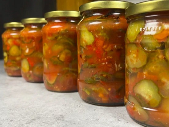 Iesaku visiem uzreiz taisīt vairāk: lečo no gurķiem ziemai (varat izmantot pāraugušusgurķus)