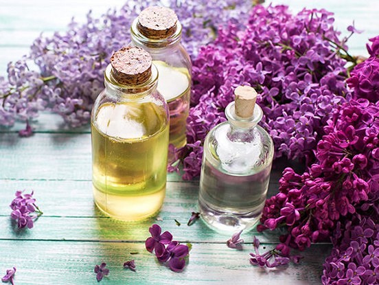 Kamēr zied ceriņi, piepildiet stikla burku ar augu eļļu un smaržīgajiem violetajiem ziediņiem