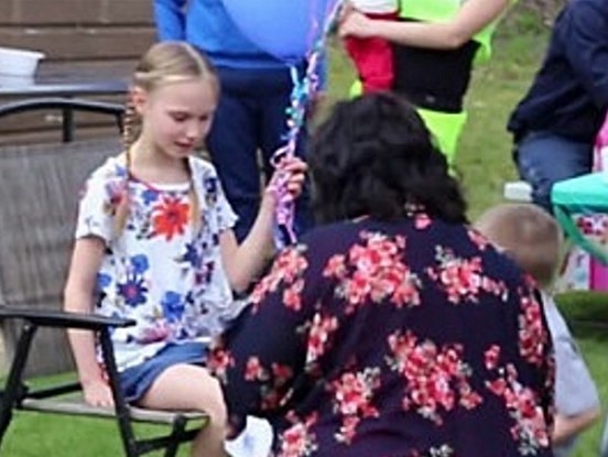 Meitenīte saņēma dāvanu no pamātes, ielūkojās dāvanu maisiņā un nespēja valdīt asaras…